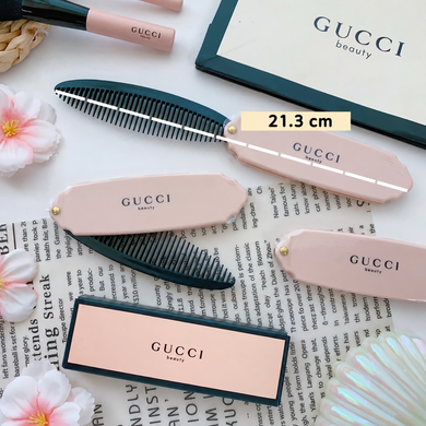 Фото Компактний складаний гребінець для розчісування волосся Gucci Beauty Folding Comb ніжно-рожевий Складаний гребінець Gucci