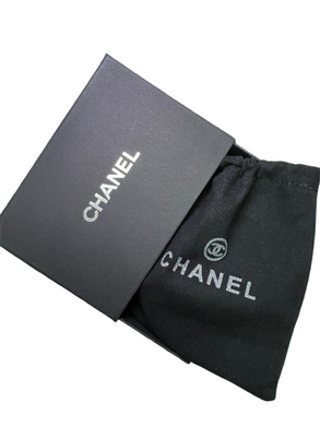 Фото Дизайнерский брелок-подвеска &laquo;Кукла в очках&raquo; от Chanel White Gold